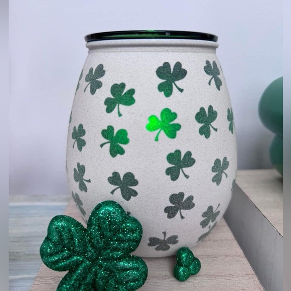 Scentsy Clover Warmer NIB Shamrocks St. Patrick’s Day Green light bulb included - Picture 3 of 5